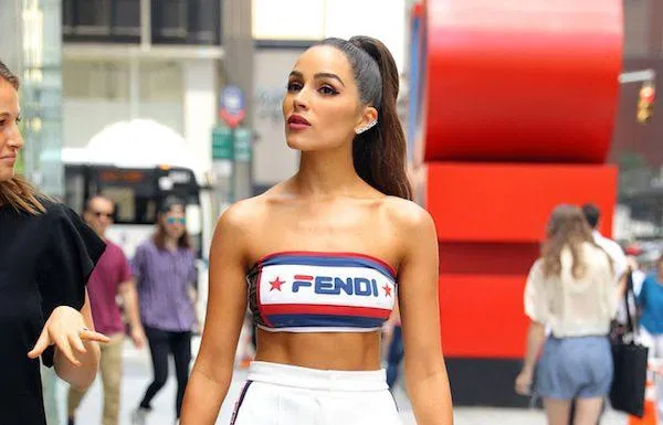 Học sao Hollywood phối chiếc áo quây Fend cá tính cùng quần ống rộng trắng. (nguồn ảnh: Internet)