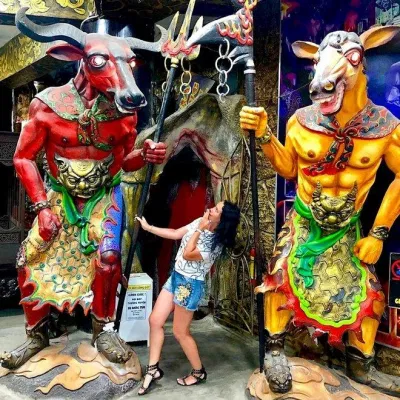 Du khách chụp ảnh check-in tại 18 tầng địa ngục ( nguồn: Internet )