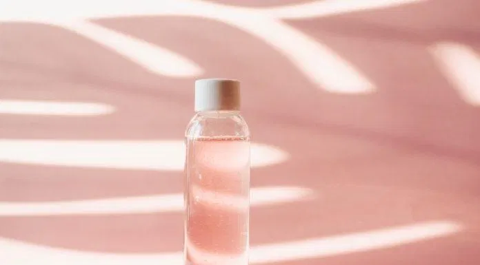 Sử dụng toner đúng cách sẽ giúp phát huy hiệu quả làm sạch da, làm thông thoáng và se khít lỗ chân lông tốt hơn. Ảnh: Internet