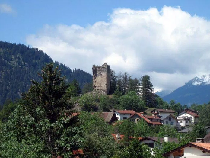 tàn tích tiền thân thời trung cổ của Lâu đài Lichtenstein là Burg Alt-Lichtenstein, nằm cách đó 500 mét