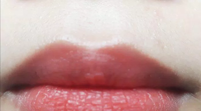 Son Benew Perfect Kissing Lipstick làm nên đôi môi đầy gợi cảm, trẻ trung, đẹp tự nhiên, quyến rũ (ảnh: BlogAnChoi).