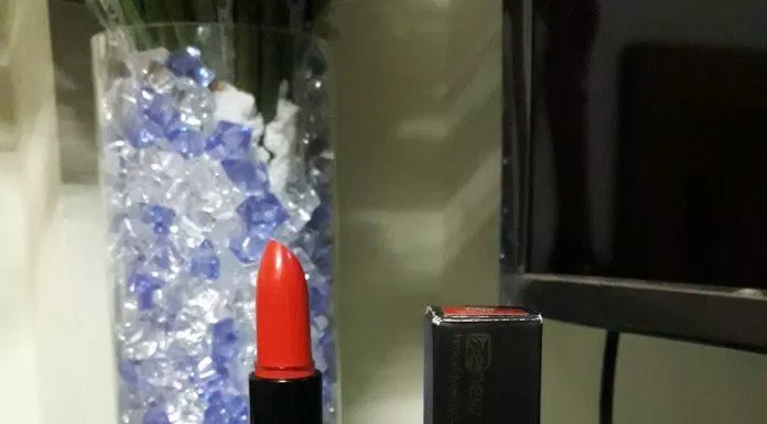 Cây son Benew Perfect Kissing Lipstick với sắc màu tươi đẹp mắt (ảnh: BlogAnChoi).