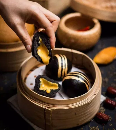 Bánh bao kim sa đen hay còn có tên là bánh bao hắc kim sa. (Ảnh: Internet)
