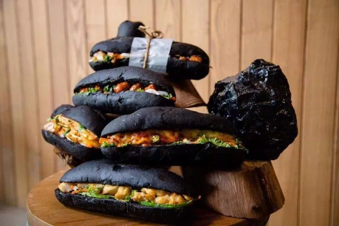 Gọi là bánh mì than nhưng không phải làm bằng than đâu. (Ảnh: Internet)