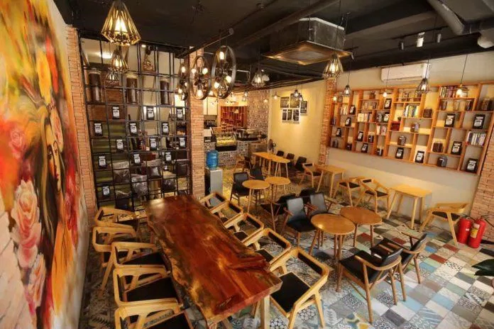 Không gian của The Daily Cofee lấy cảm hứng từ gỗ (Nguồn: FB The Daily Coffee)