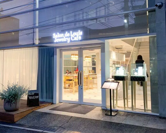 Không gian bên ngoài của Salon de Louis Jewelry Café (Ảnh: Internet) Không gian bên ngoài của Salon de Louis Jewelry Café (Ảnh: Internet)