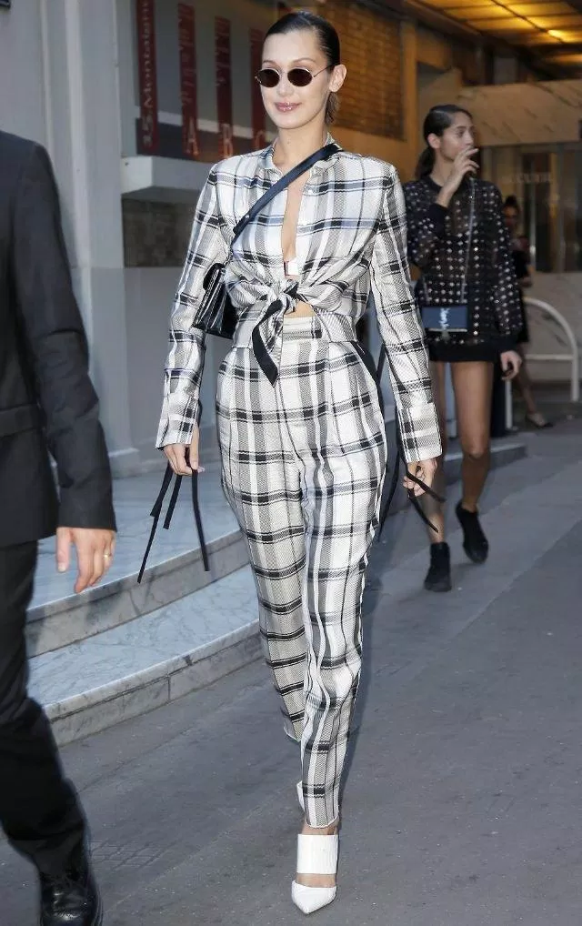 Sao Hollywood phối họa tiết sơ mi sọc biến tấu buộc vạt eo phá cách. (nguồn ảnh: Internet) Sao Hollywood phối họa tiết sơ mi sọc biến tấu buộc vạt eo phá cách. (nguồn ảnh: Internet)