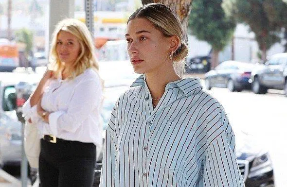 Bà xã Justin Bieber tự tin diện sơ mi sọc giấu quần xuống phố. (nguồn ảnh: Internet) Bà xã Justin Bieber tự tin diện sơ mi sọc giấu quần xuống phố. (nguồn ảnh: Internet)