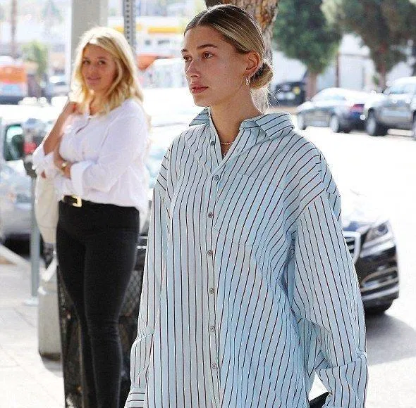 Bà xã Justin Bieber tự tin diện sơ mi sọc giấu quần xuống phố. (nguồn ảnh: Internet) Bà xã Justin Bieber tự tin diện sơ mi sọc giấu quần xuống phố. (nguồn ảnh: Internet)