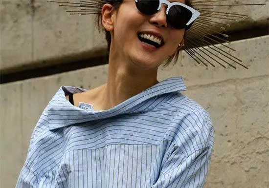 Gái Việt mặc sơ mi sọc ngược cực sành điệu. (nguồn ảnh: Internet)