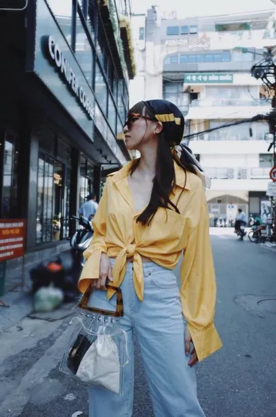 tạo điểm nhấn không chỉ ở màu sắc, trang phục mà còn là mẹo biến tấu buộc vạt nữa đó. (nguồn ảnh: Internet) tạo điểm nhấn không chỉ ở màu sắc, trang phục mà còn là mẹo biến tấu buộc vạt nữa đó. (nguồn ảnh: Internet)