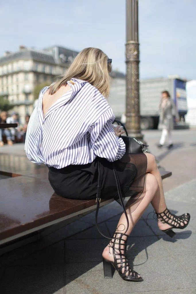 Nếu táo bạo hơn có thể để hở hai khuy đầu tiên và mặc sơ vin vào. (nguồn ảnh: Internet) Nếu táo bạo hơn có thể để hở hai khuy đầu tiên và mặc sơ vin vào. (nguồn ảnh: Internet)