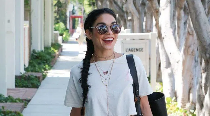 Phối với áo croptop trắng basic và quần jean rách rất ngầu. (nguồn ảnh: Internet) Phối với áo croptop trắng basic và quần jean rách rất ngầu. (nguồn ảnh: Internet)
