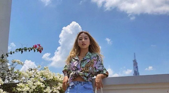 Quỳnh Anh Shyn làm nổi bật chiếc áo sơ mi hoa của mình hơn bằng việc buộc vạt mát mẻ mà năng động. (nguồn ảnh: Internet) Quỳnh Anh Shyn làm nổi bật chiếc áo sơ mi hoa của mình hơn bằng việc buộc vạt mát mẻ mà năng động. (nguồn ảnh: Internet)