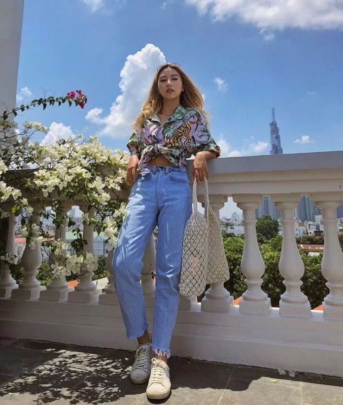 Quỳnh Anh Shyn làm nổi bật chiếc áo sơ mi hoa của mình hơn bằng việc buộc vạt mát mẻ mà năng động. (nguồn ảnh: Internet) Quỳnh Anh Shyn làm nổi bật chiếc áo sơ mi hoa của mình hơn bằng việc buộc vạt mát mẻ mà năng động. (nguồn ảnh: Internet)