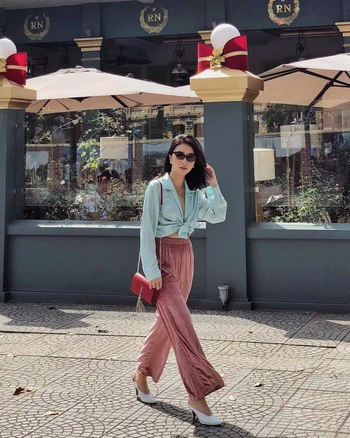 Cô Shyn tiếp tục khuấy động góc phố với chiếc sơ mi xanh bạc hà buộc vạt và quần ống rộng màu nổi. (nguồn ảnh: Internet) Cô Shyn tiếp tục khuấy động góc phố với chiếc sơ mi xanh bạc hà buộc vạt và quần ống rộng màu nổi. (nguồn ảnh: Internet)