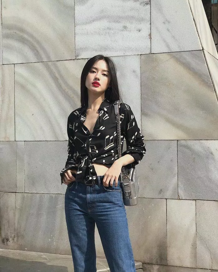 Sao Việt thỏa sức biến tấu với kiểu buộc vạt kết hợp quần jean tối màu. (nguồn ảnh: Internet) Sao Việt thỏa sức biến tấu với kiểu buộc vạt kết hợp quần jean tối màu. (nguồn ảnh: Internet)