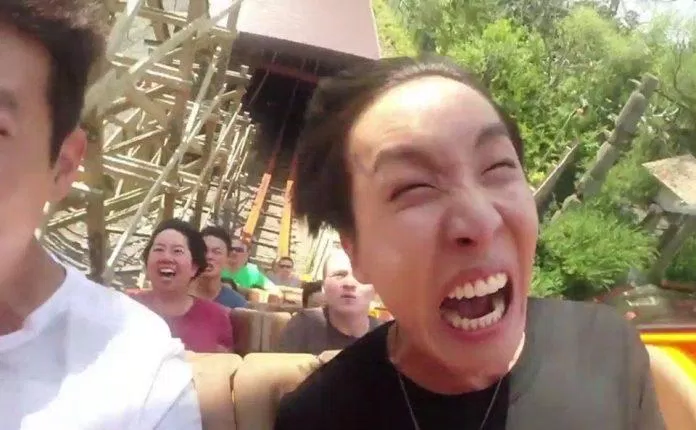 J-Hope (BTS) với biểu cảm "không đỡ nổi" vì quá sợ khi chơi tàu lượn siêu tốc. (Nguồn: Internet)