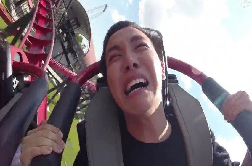 Ban đầu anh chàng còn hào hứng, vui vẻ nhưng sau nửa chặng đường thì chi còn biết gào thét thế này. (Nguồn: Internet) Ban đầu anh chàng còn hào hứng, vui vẻ nhưng sau nửa chặng đường thì chi còn biết gào thét thế này. (Nguồn: Internet)