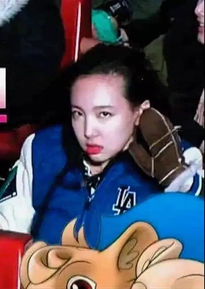 Không biết ai chọc giận Nayeon mà cô nàng lại có biểu cảm này khi vừa kết thúc lượt đi của trò tàu lượn. (Nguồn: Internet) Không biết ai chọc giận Nayeon mà cô nàng lại có biểu cảm này khi vừa kết thúc lượt đi của trò tàu lượn. (Nguồn: Internet)