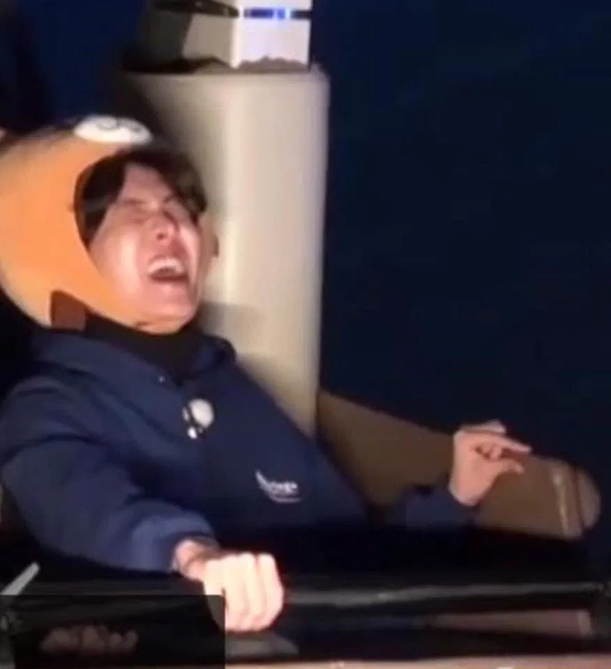 Một khoảnh khắc "bấu víu" lấy chỗ dựa mong manh của nam thần tượng sinh năm 1994 trong chương trình khác. (Nguồn: Internet) Một khoảnh khắc "bấu víu" lấy chỗ dựa mong manh của nam thần tượng sinh năm 1994 trong chương trình khác. (Nguồn: Internet)