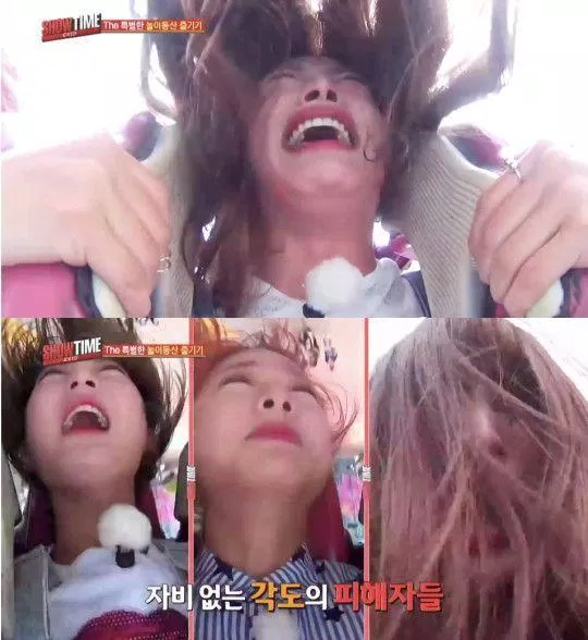EXID "rũ rượi" khi chơi tàu lượn siêu tốc. (Nguồn: Internet) EXID "rũ rượi" khi chơi tàu lượn siêu tốc. (Nguồn: Internet)