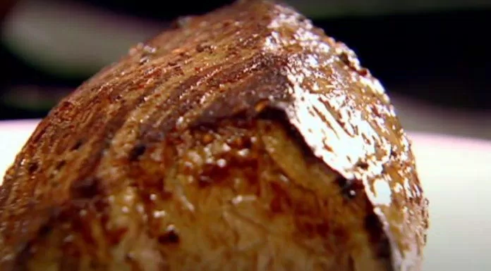 Khi miếng phi lê có màu nâu cánh gián thì nhấc chảo xuống và để nguội nhé!( nguồn: kênh YouTuBe Gordon Ramsay) Khi miếng phi lê có màu nâu cánh gián thì nhấc chảo xuống và để nguội nhé!( nguồn: kênh YouTuBe Gordon Ramsay)