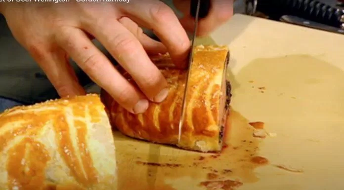 Cắt và cảm nhận độ giòn bên ngoài, mềm bên trong của món bò Wellington Cắt và cảm nhận độ giòn bên ngoài, mềm bên trong của món bò Wellington