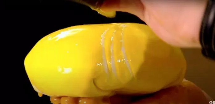 Trước khi phết trứng, bạn có thể khứa một vài đường tuyệt đẹp trên bề mặt bột để tạo nét thẩm mĩ (ảnh: internet)