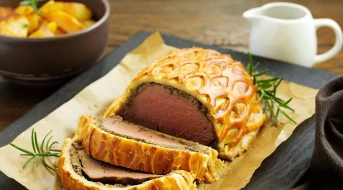 Bò Wellington còn là món ăn nhân dịp Giáng sinh (ảnh: Internet) Bò Wellington còn là món ăn nhân dịp Giáng sinh (ảnh: Internet)