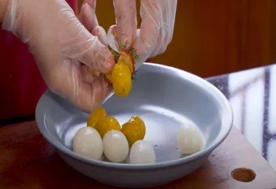 Chôm chôm bóc vỏ (Nguồn: Bếp Cô Minh)