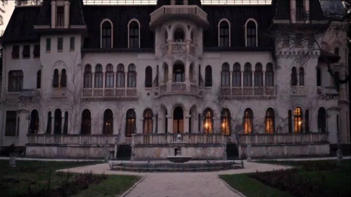Bối cảnh ngôi biệt thự cổ trong phim