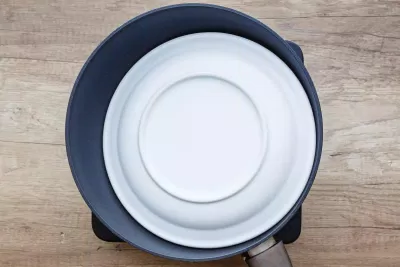 Cẩn thận đặt cơm chiên trứng Omurice lên dĩa (Nguồn: The Spruce Eats)