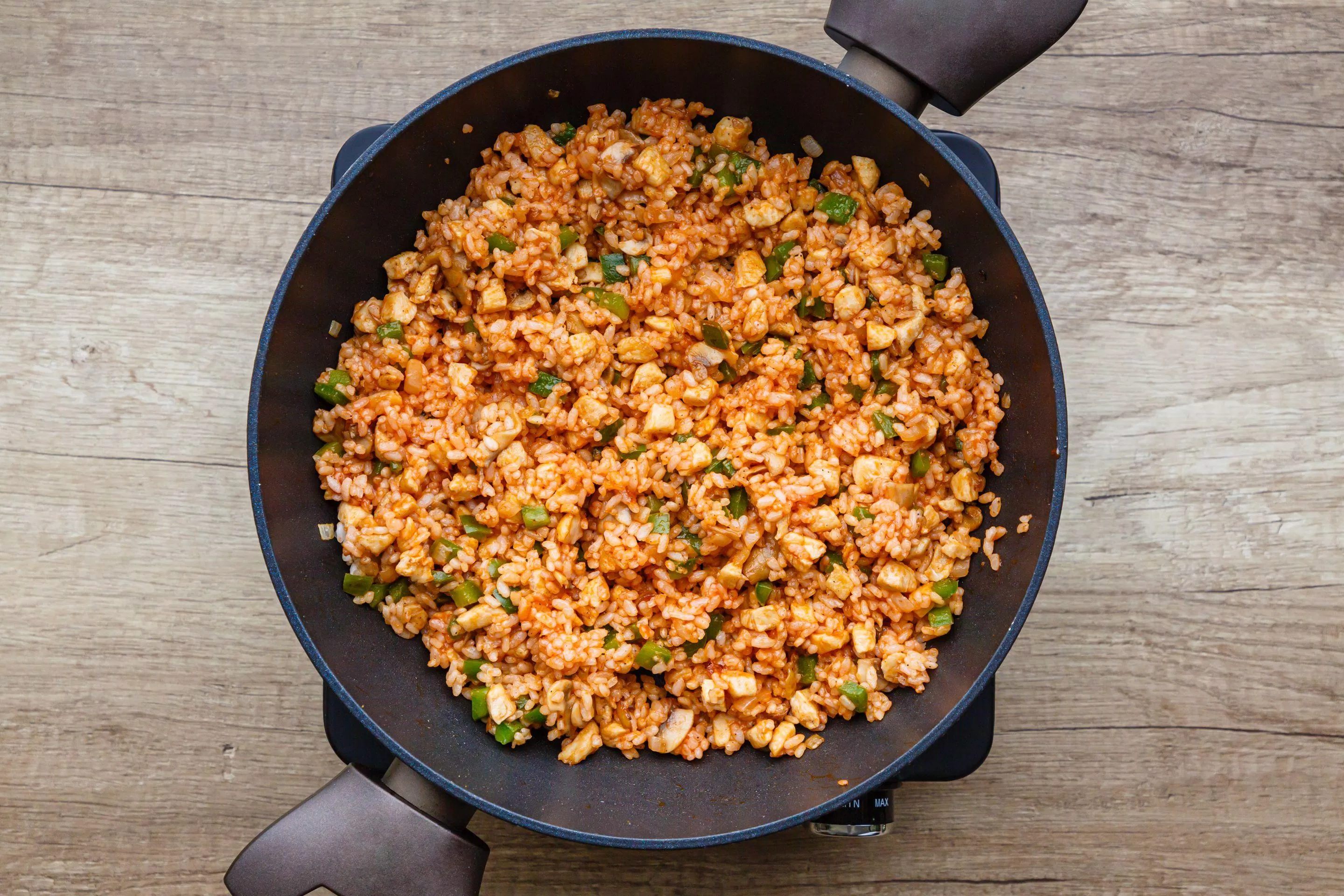 Tắt lửa và thêm sốt cà chua vào trộn đều (Nguồn: The Spruce Eats)