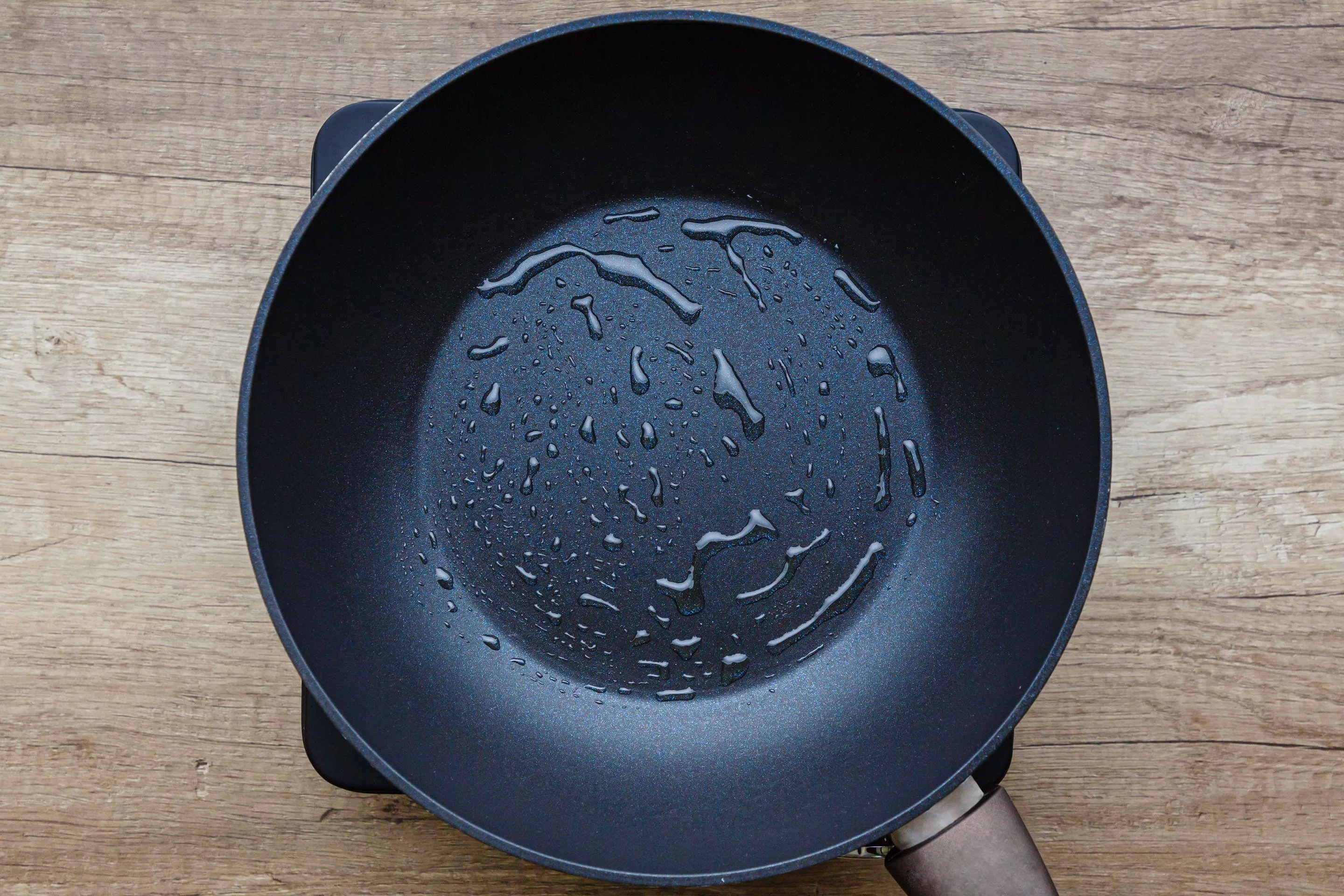 Đun nóng khoảng 1 muỗng cà phê dầu thực vật (Nguồn: The Spruce Eats)