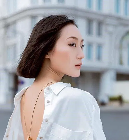 Đối với những nàng táo bạo thì có thể thử sức với kiểu áo mặc ngược hở lưng trần sơ vin vạt sau. (nguồn ảnh: Internet) Đối với những nàng táo bạo thì có thể thử sức với kiểu áo mặc ngược hở lưng trần sơ vin vạt sau. (nguồn ảnh: Internet)
