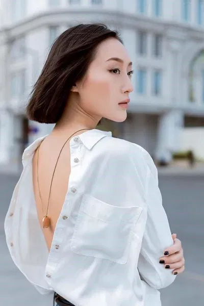 Đối với những nàng táo bạo thì có thể thử sức với kiểu áo mặc ngược hở lưng trần sơ vin vạt sau. (nguồn ảnh: Internet) Đối với những nàng táo bạo thì có thể thử sức với kiểu áo mặc ngược hở lưng trần sơ vin vạt sau. (nguồn ảnh: Internet)