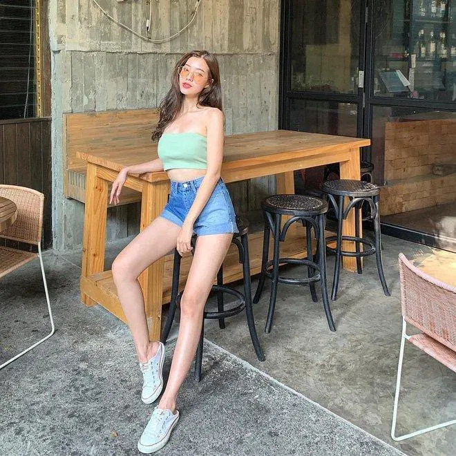 Sự cá tính, quyến rũ mà áo quây và quần short mang lại rất hợp cho những nàng thích sự phóng khoáng. (nguồn ảnh: Internet) Sự cá tính, quyến rũ mà áo quây và quần short mang lại rất hợp cho những nàng thích sự phóng khoáng. (nguồn ảnh: Internet)