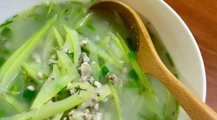 Thưởng thức bát canh hến nấu bầu (Ảnh: Internet)