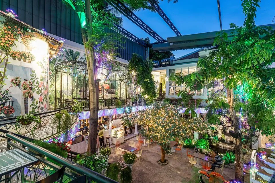 Về chiều Bonté Café có những ánh đèn lung linh, huyền ảo đầy màu sắc (Nguồn: FB La Bonté Café)