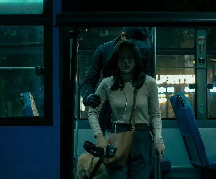 Cảnh tượng hãi ​​hùng khi Thu bị hung thủ bám theo trên xe buýt.  (Nguồn: Internet)