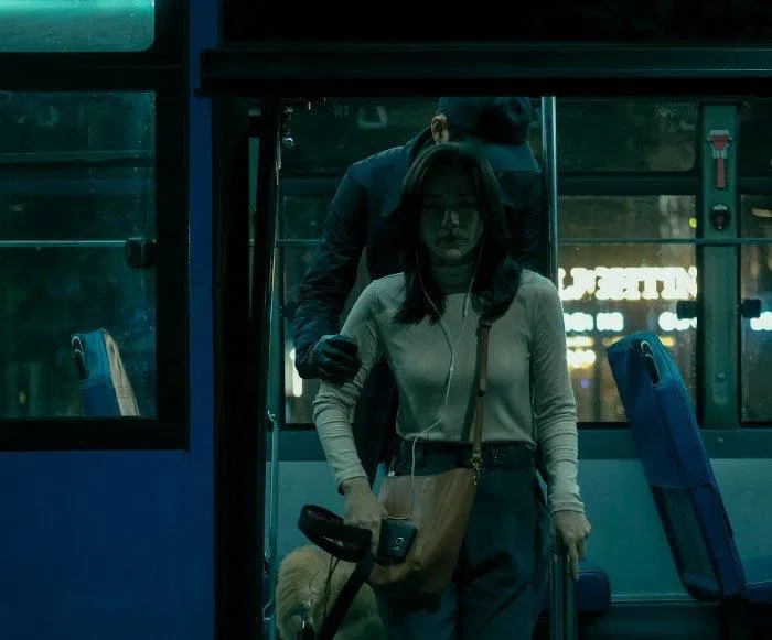 Phân cảnh rợn người khi Thu bị tên sát nhân đi theo trên xe bus. (Nguồn: Internet)