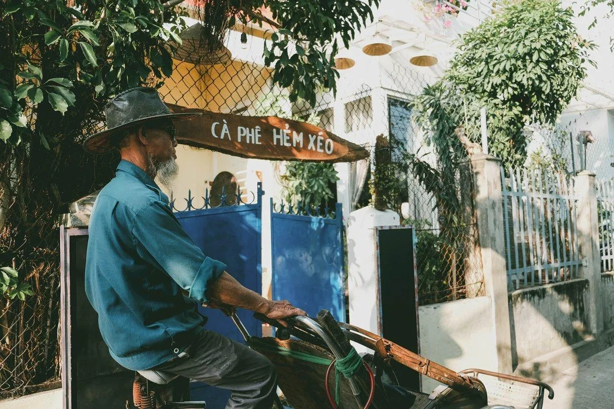 Phía trước cổng quán cà phê Hẽm Xéo