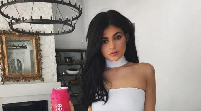 Chiếc áo quây trở nên ăn ý hơn khi được diện ton sur ton với chân váy và vòng choker đồng màu. (nguồn ảnh: Internet) Chiếc áo quây trở nên ăn ý hơn khi được diện ton sur ton với chân váy và vòng choker đồng màu. (nguồn ảnh: Internet)