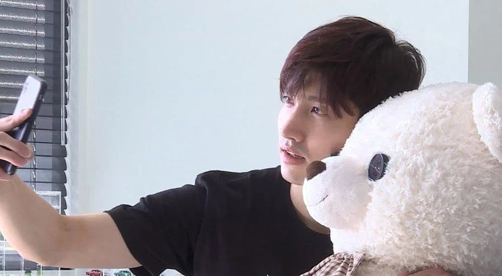 Phong cách sống đối lập của Chanmin với người anh cùng nhóm trong I Live Alone
