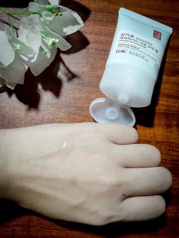 Gel dưỡng ẩm ILLIYOON Ceramide Ato Soothing Gel có texture mỏng, nhẹ, thấm nhanh. (Nguồn: BlogAnChoi.)