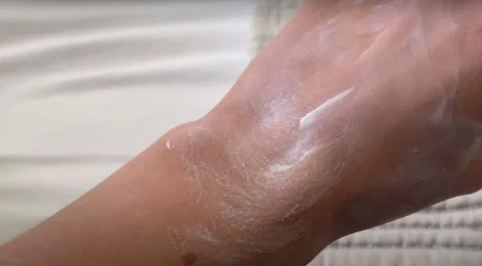 Altruist Dermatologist Sunscreen SPF30 có texture dạng kem lỏng, khá dễ tán. (Nguồn: Internet.)