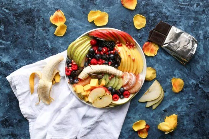 Một chế độ ăn uống lành mạnh với nhiều trái cây và rau xanh