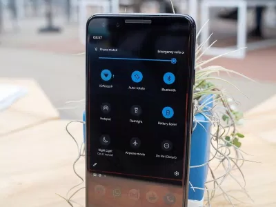Android 10 có trang bị chế độ tối toàn hệ thống mà nhiều smartphone khác không có. (Nguồn: Internet)