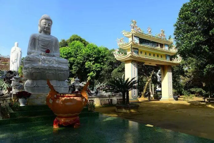 Khuôn viên chùa rộng rãi nhiều tượng phật linh thiêng ( nguồn ảnh : internet)